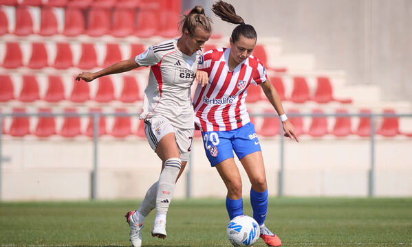 Anna Gasper, autora de um gola&#231;o, discute a posse de bola