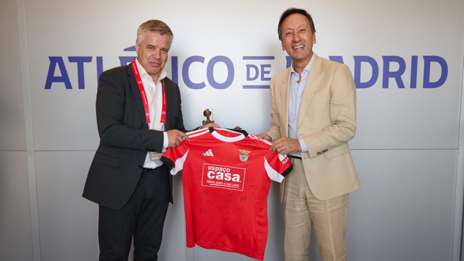 Camisola do Benfica oferecida ao embaixador de Portugal em Espanha, José Augusto Duarte
