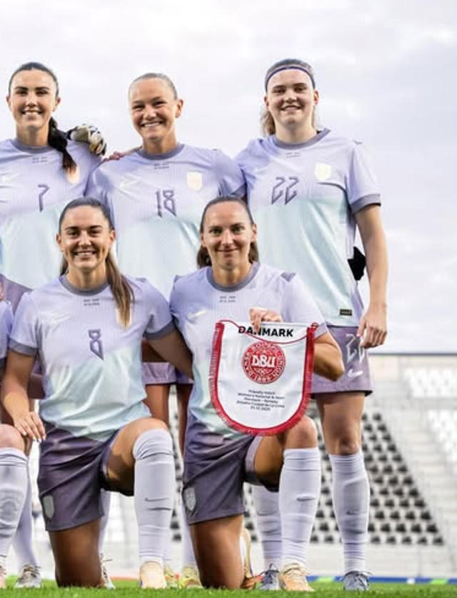 Marit Lund com o galhardete da Dinamarca