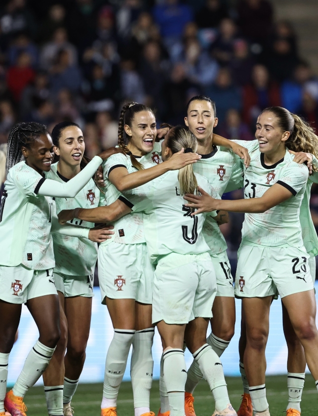 Jogadoras festejam o golo hist&#243;rico da Sele&#231;&#227;o, marcado por Diana Gomes, diante dos Estados Unidos