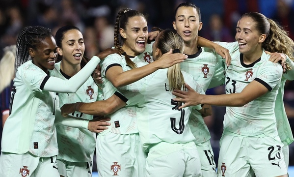 Jogadoras festejam o golo hist&#243;rico da Sele&#231;&#227;o, marcado por Diana Gomes, diante dos Estados Unidos