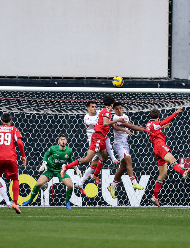 Jo&#227;o Rego cabeceia a bola