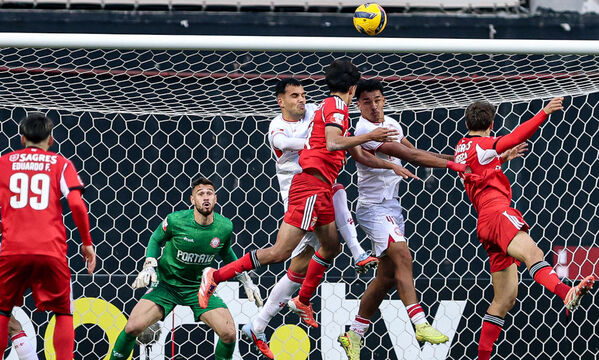 Jo&#227;o Rego cabeceia a bola