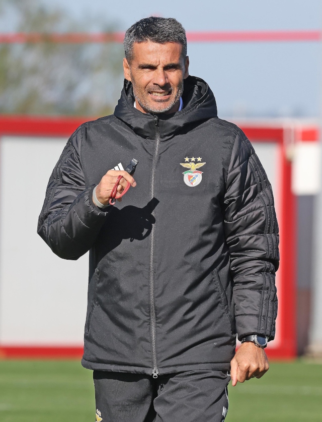 Treinador N&#233;lson Ver&#237;ssimo