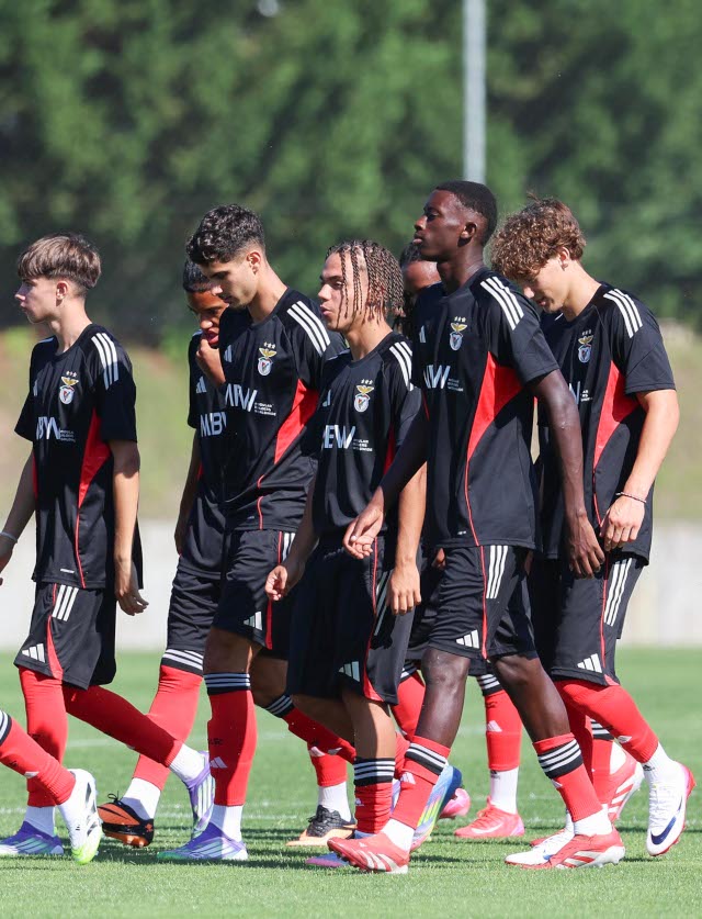 Primeiros passos no relvado do Benfica Campus