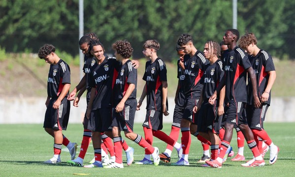 Primeiros passos no relvado do Benfica Campus
