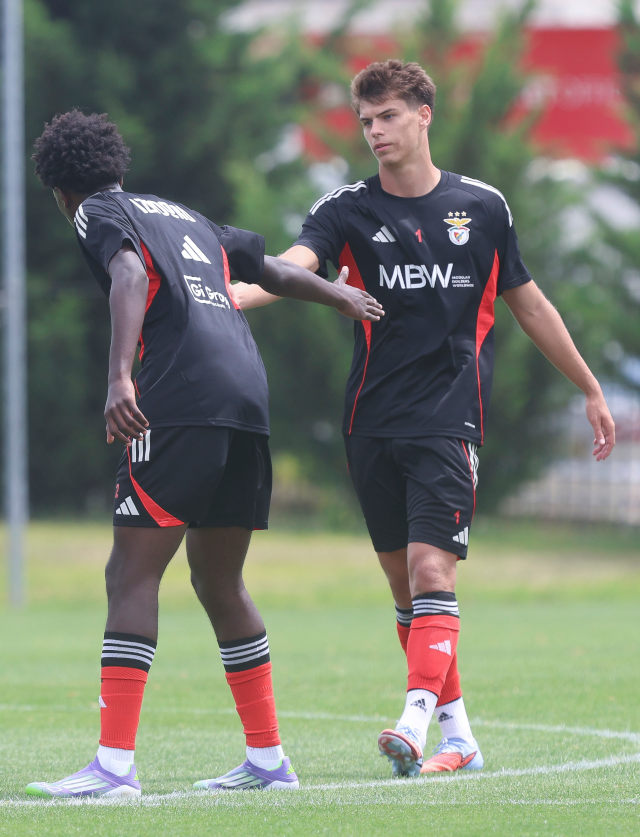 Os Juniores do Benfica defrontaram a equipa A do Juventude