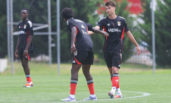 Os Juniores do Benfica defrontaram a equipa A do Juventude