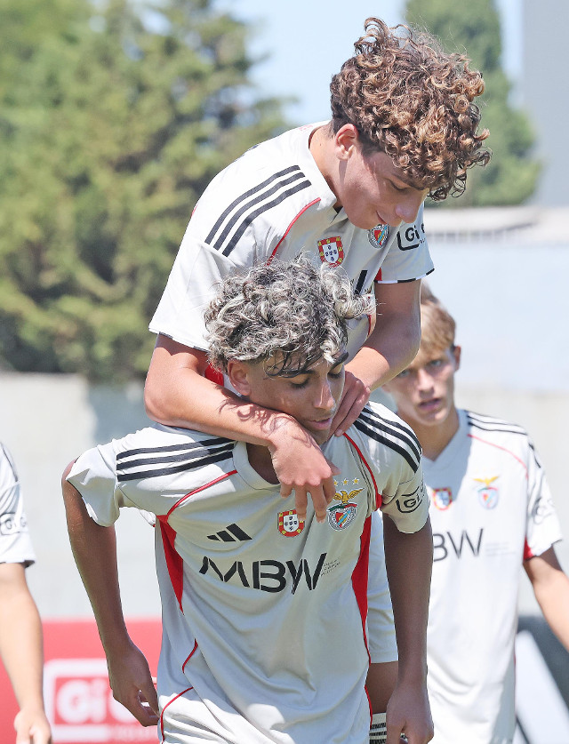 Afonso Bald&#233; festeja com Dylan Patel