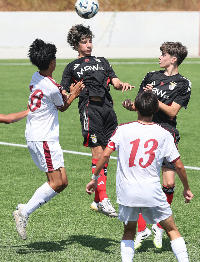 Tiago Alves cabeceia a bola