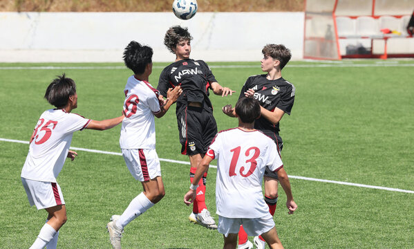 Tiago Alves cabeceia a bola