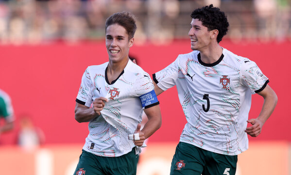 Rafael Quintas festeja o 0-1 com Jos&#233; Neto