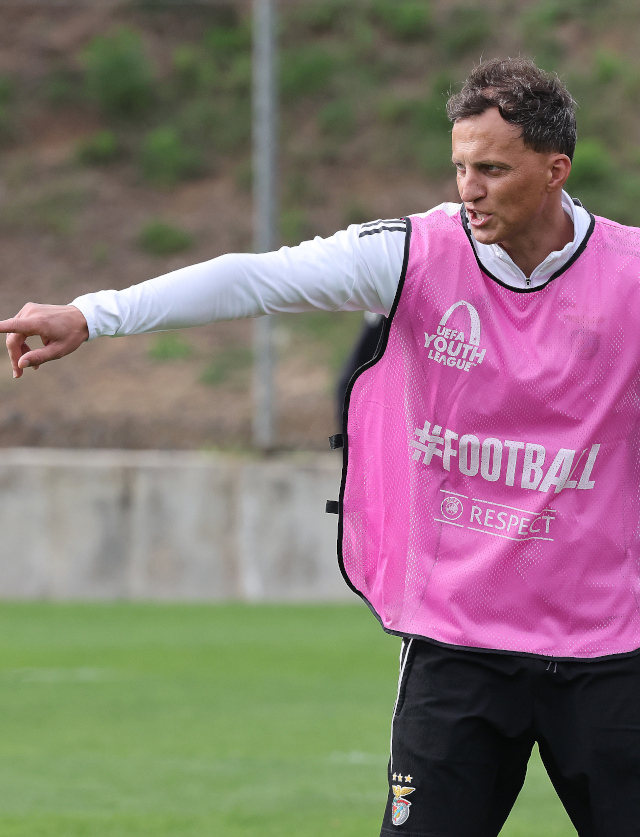 Treinador V&#237;tor Vinha d&#225; indica&#231;&#245;es na sess&#227;o de trabalho no Benfica Campus