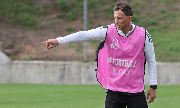 Treinador V&#237;tor Vinha d&#225; indica&#231;&#245;es na sess&#227;o de trabalho no Benfica Campus