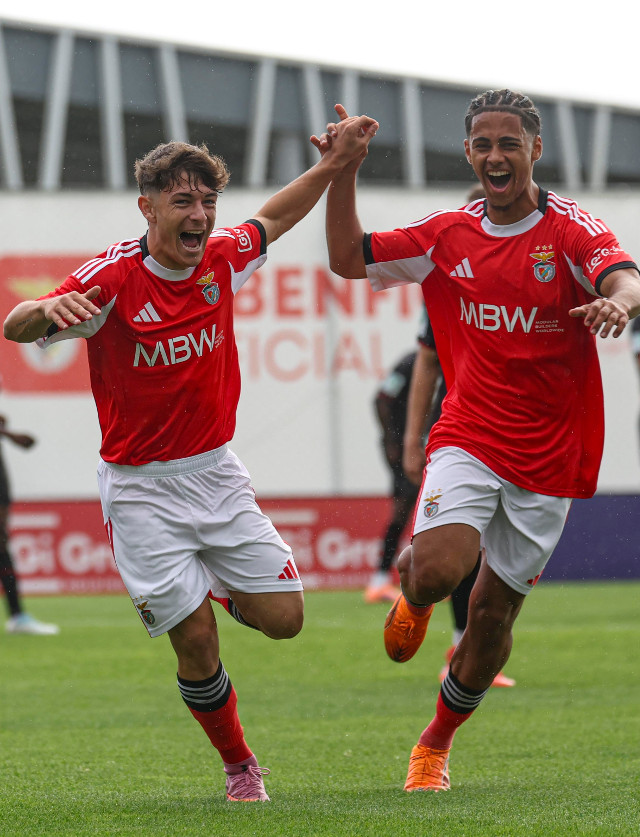 Gon&#231;alo Moreira (2 golos) festeja com Duarte Soares
