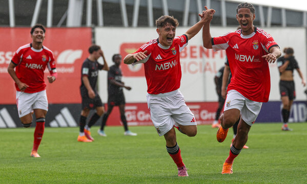 Gon&#231;alo Moreira (2 golos) festeja com Duarte Soares
