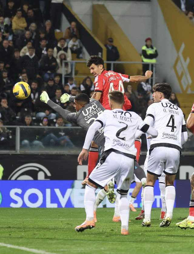 Tom&#225;s Ara&#250;jo cabeceia para o 0-1