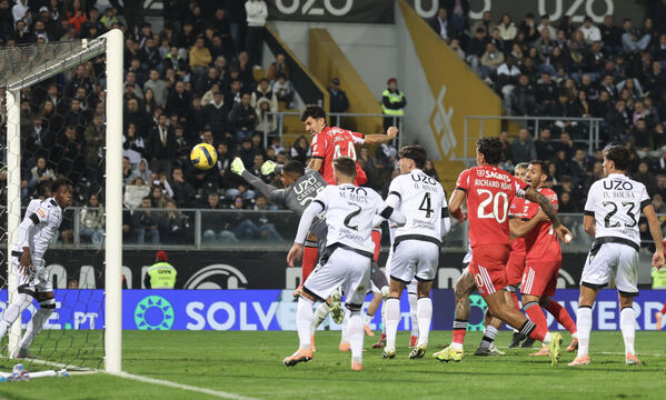 Tomás Araújo cabeceia para o 0-1