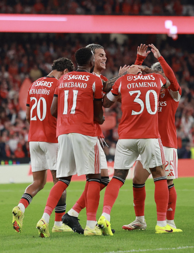 Jogadores do Benfica festejam o 3-0, apontado por Otamendi