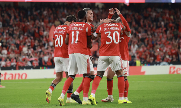 Jogadores do Benfica festejam o 3-0, apontado por Otamendi