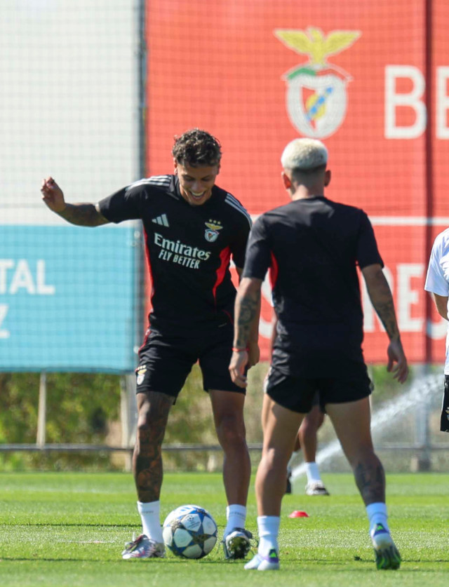 Richard R&#237;os com bola num momento do treino