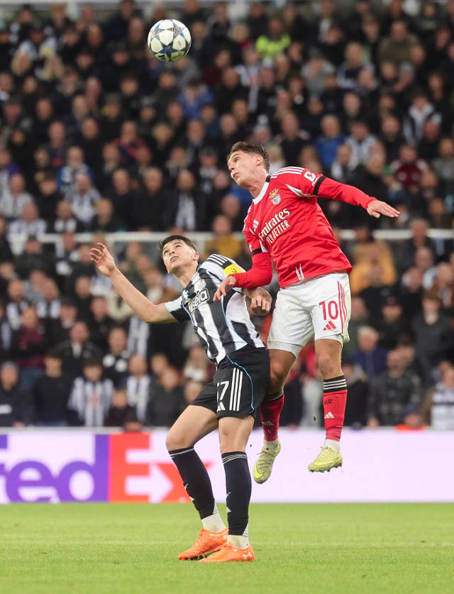 Sudakov disputa um duelo aéreo