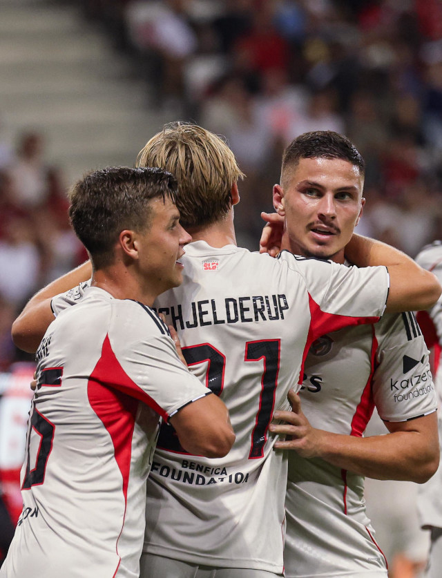 Schjelderup abra&#231;a Ivanovic, autor do golo inaugural