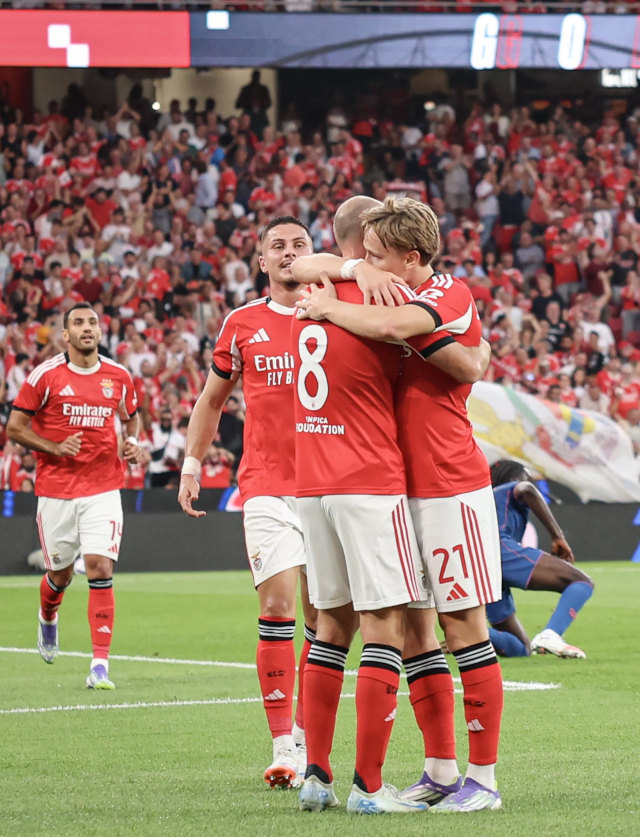 Aursnes e Schjelderup marcaram os golos do Benfica