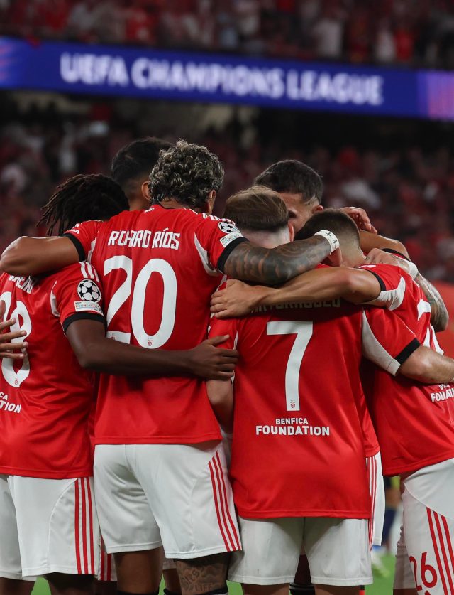 Jogadores do Benfica festejam o golo de Akt&#252;rkoğlu