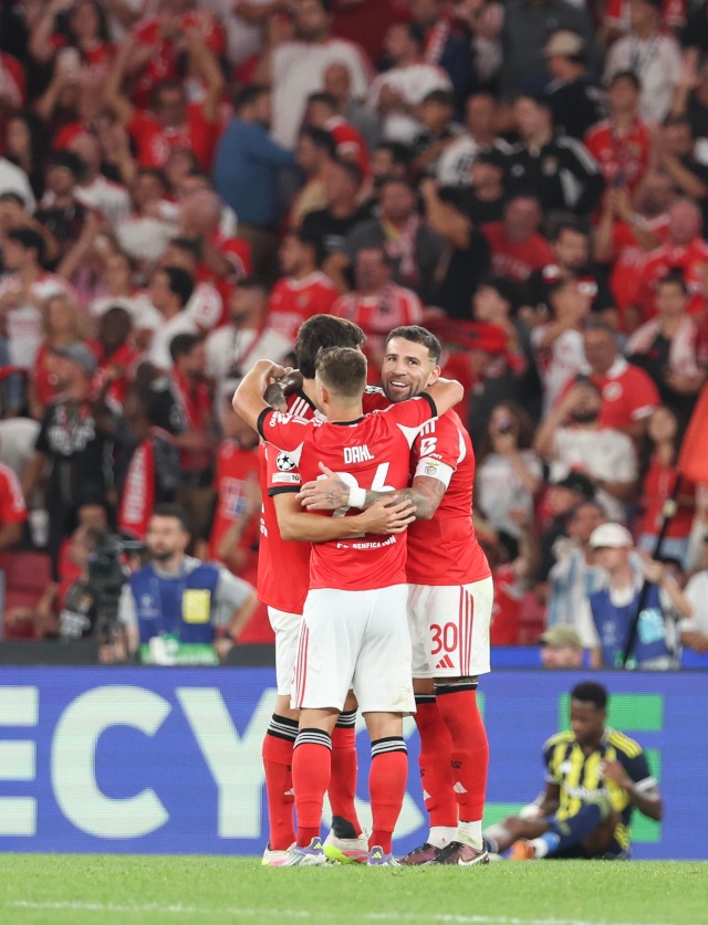 Jogadores do Benfica celebram o apuramento para a fase de liga da Liga dos Campe&#245;es