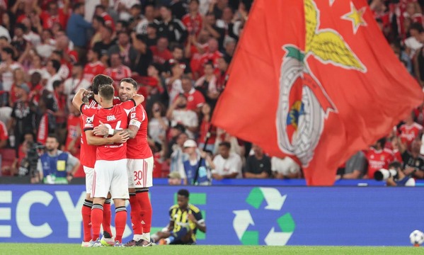 Jogadores do Benfica celebram o apuramento para a fase de liga da Liga dos Campe&#245;es