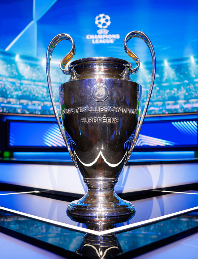 Trof&#233;u da Liga dos Campe&#245;es no palco do sorteio