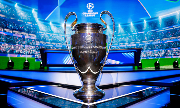 Trof&#233;u da Liga dos Campe&#245;es no palco do sorteio