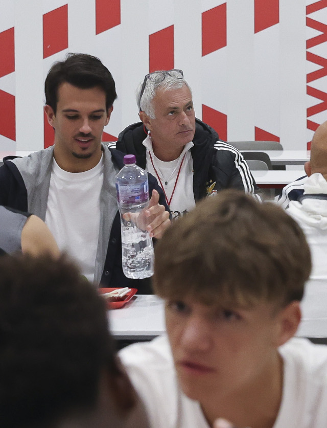 Jos&#233; Mourinho a jantar no refeit&#243;rio da Forma&#231;&#227;o, no Benfica Campus