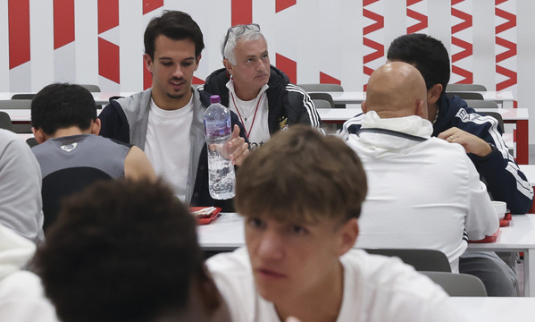 Jos&#233; Mourinho a jantar no refeit&#243;rio da Forma&#231;&#227;o, no Benfica Campus