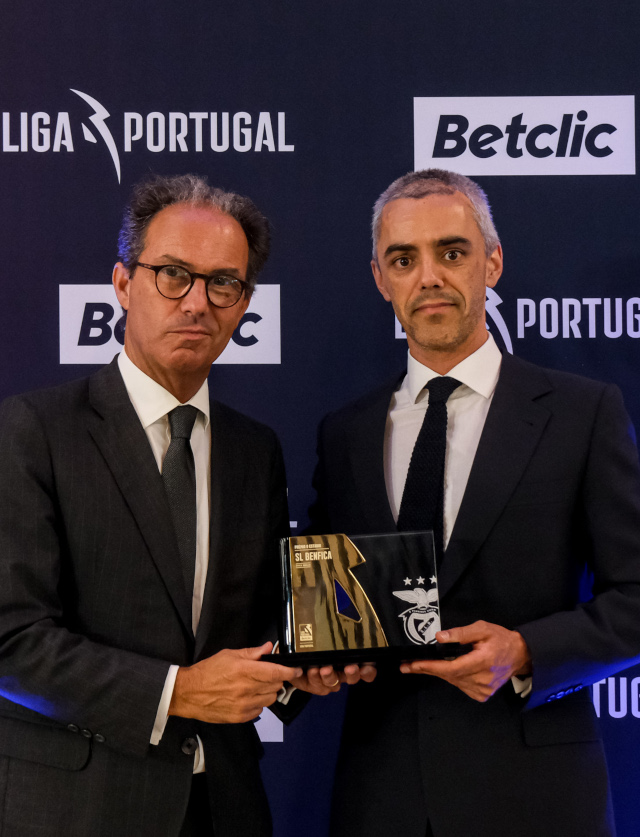 O vice-presidente S&#237;lvio Cervan recebeu as distin&#231;&#245;es