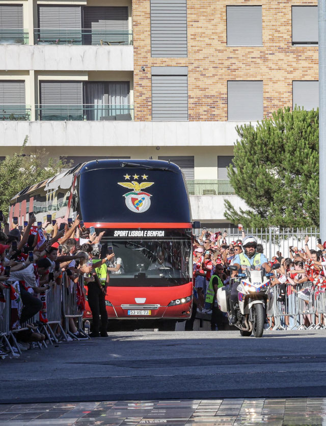 Entrada do autocarro do Benfica na Pra&#231;a Centenarium
