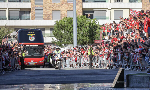 Entrada do autocarro do Benfica na Pra&#231;a Centenarium