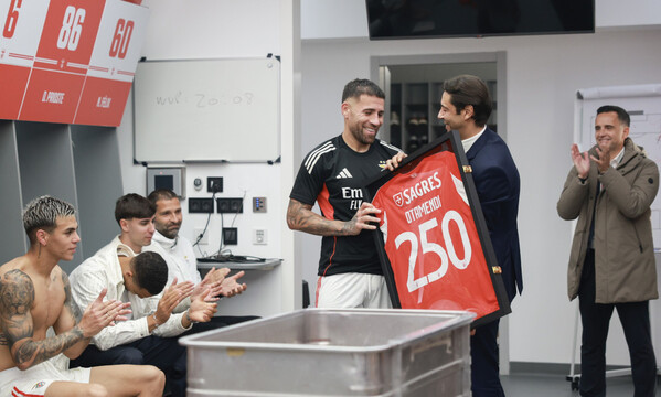 Otamendi recebe uma camisola personalizada das mãos do Presidente Rui Costa