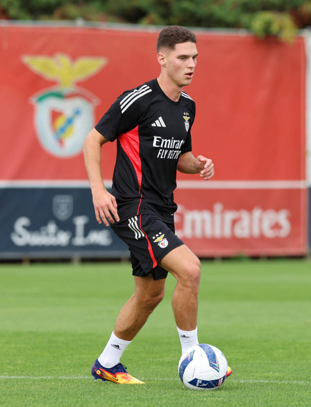 Sudakov em a&#231;&#227;o de &#225;guia ao peito