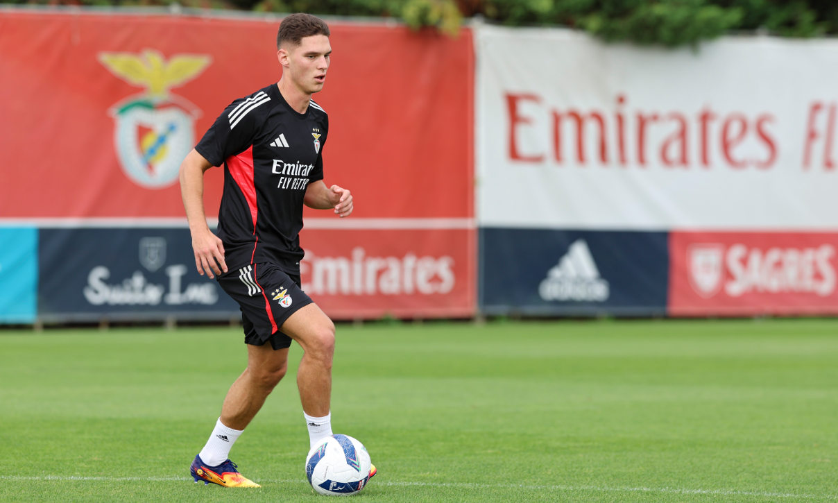 Sudakov no treino no Benfica Campus