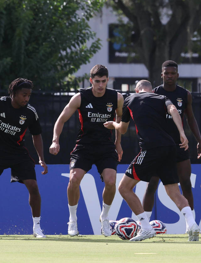 Exerc&#237;cio com bola no treino