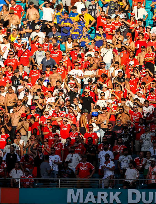 Adeptos do Benfica no Hard Rock Stadium