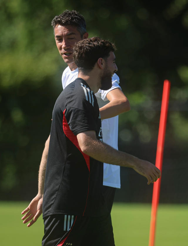 Bruno Lage e K&#246;kc&#252; no treino do Benfica em Tampa