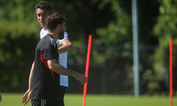 Bruno Lage e K&#246;kc&#252; no treino do Benfica em Tampa