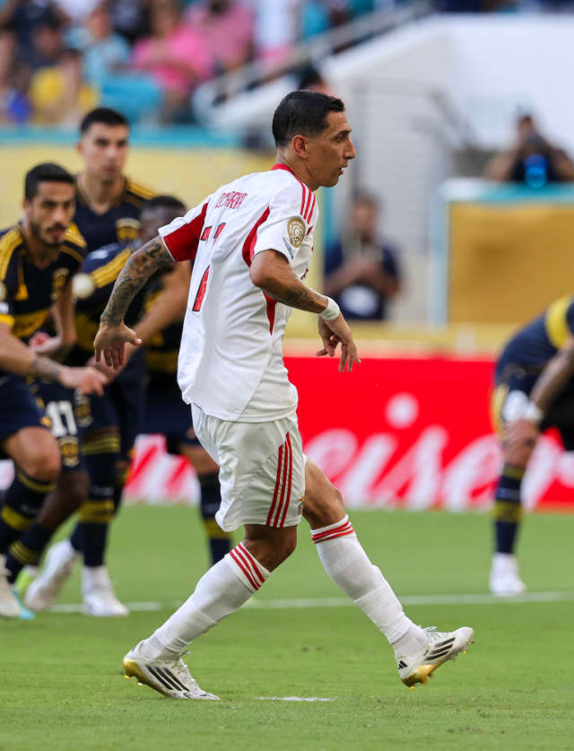 Di Mar&#237;a ex&#237;mio na cobran&#231;a de um pen&#225;lti