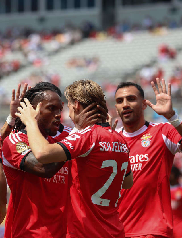 Equipa do Benfica festeja o golo marcado por Schjelderup