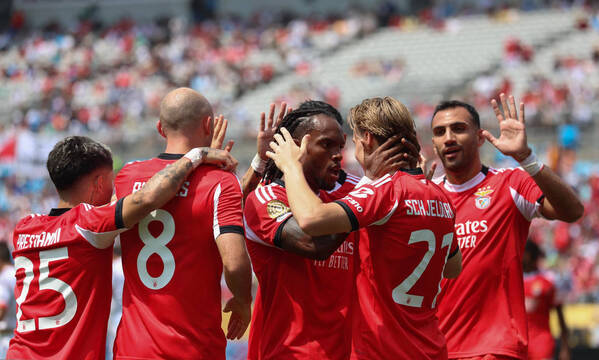 Equipa do Benfica festeja o golo marcado por Schjelderup