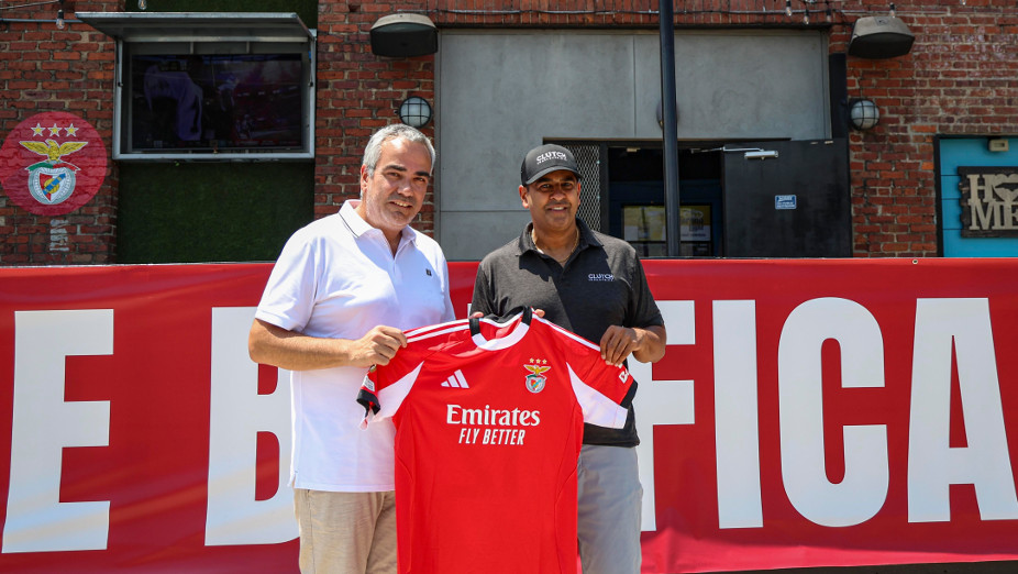 José Pereira da Costa oferece camisola do SL Benfica