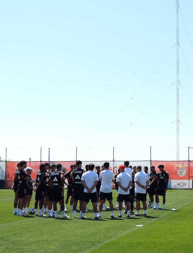Grupo reunido antes do esfor&#231;o intenso no relvado